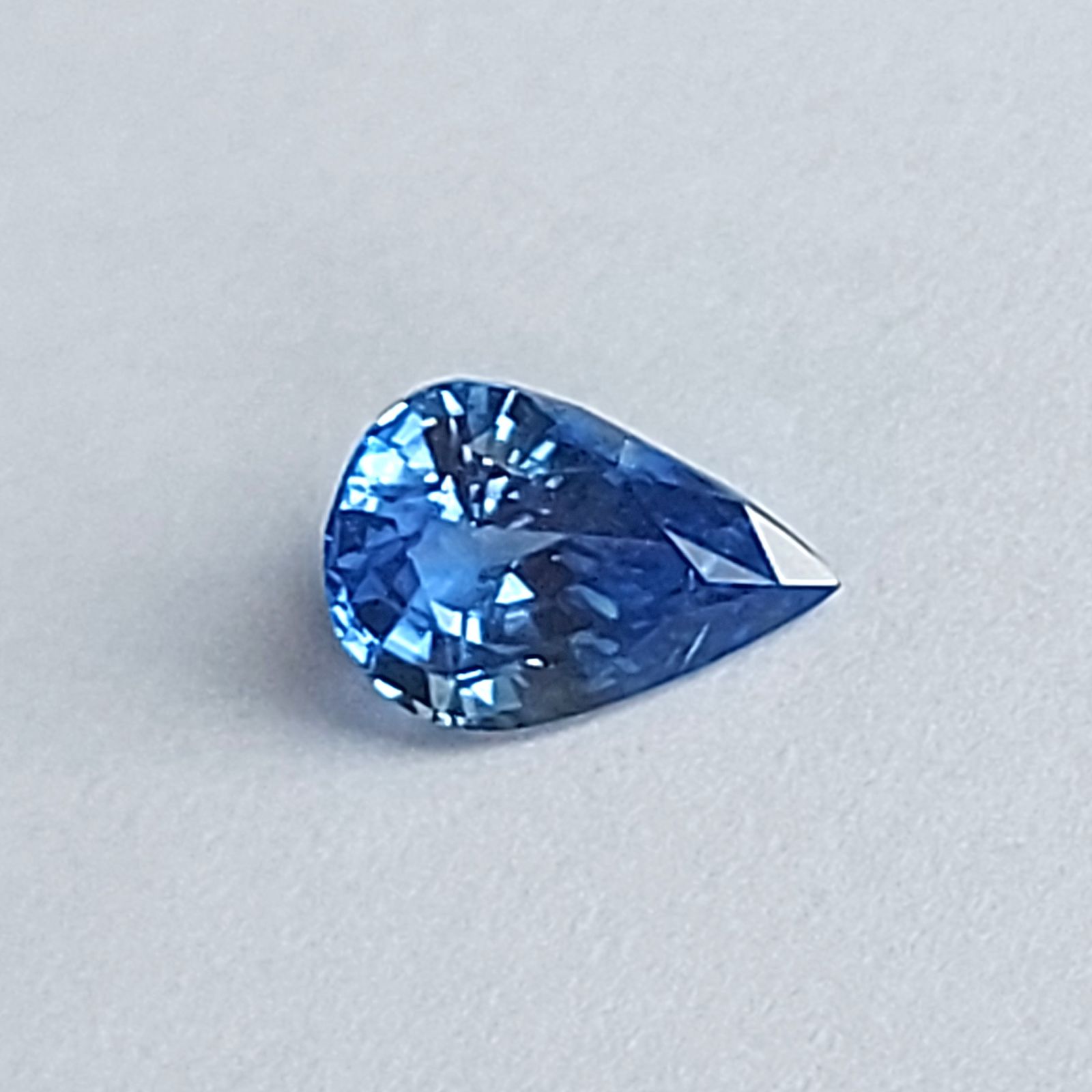 Сапфір синій БЕЗ ПІДІГРІВУ 1,94 карата груша 9,3х6,4 мм