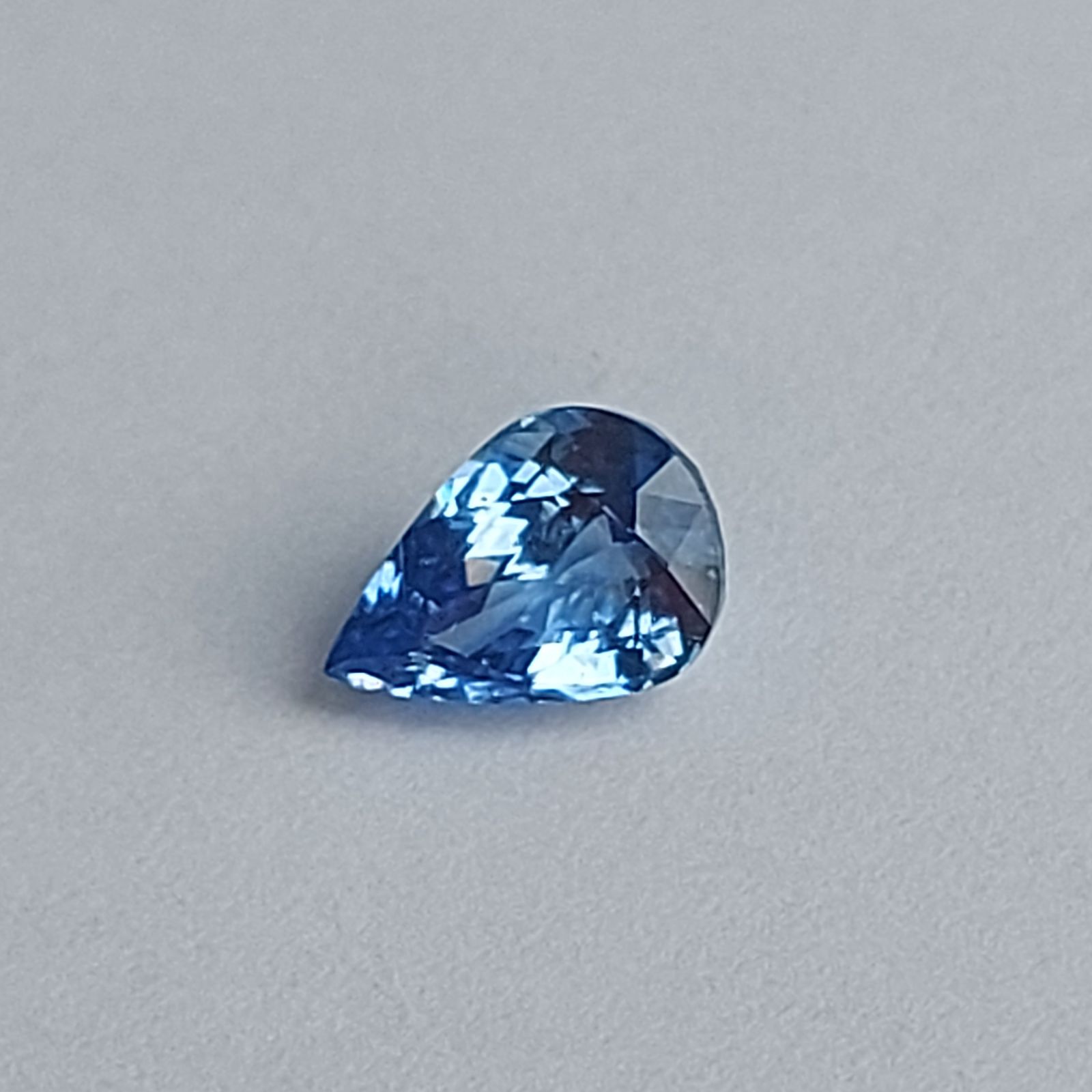 Сапфір синій БЕЗ ПІДІГРІВУ 1,94 карата груша 9,3х6,4 мм
