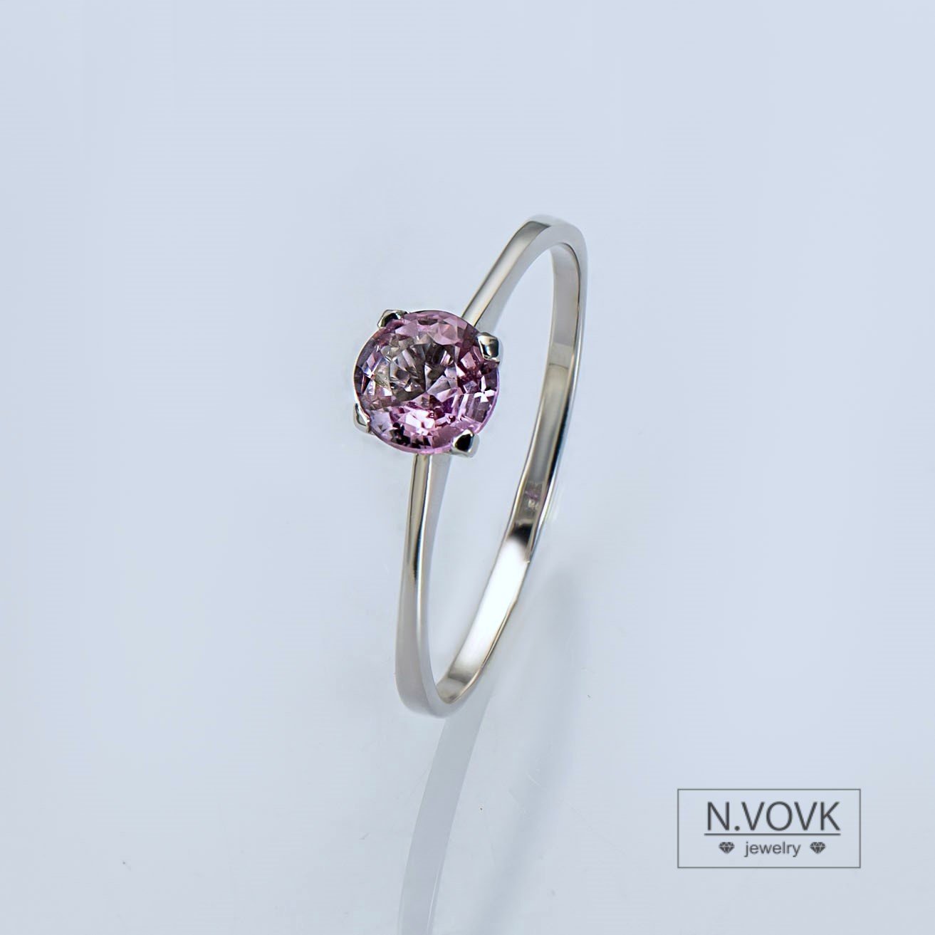 Золотое кольцо с розовой шпинелью Идеал