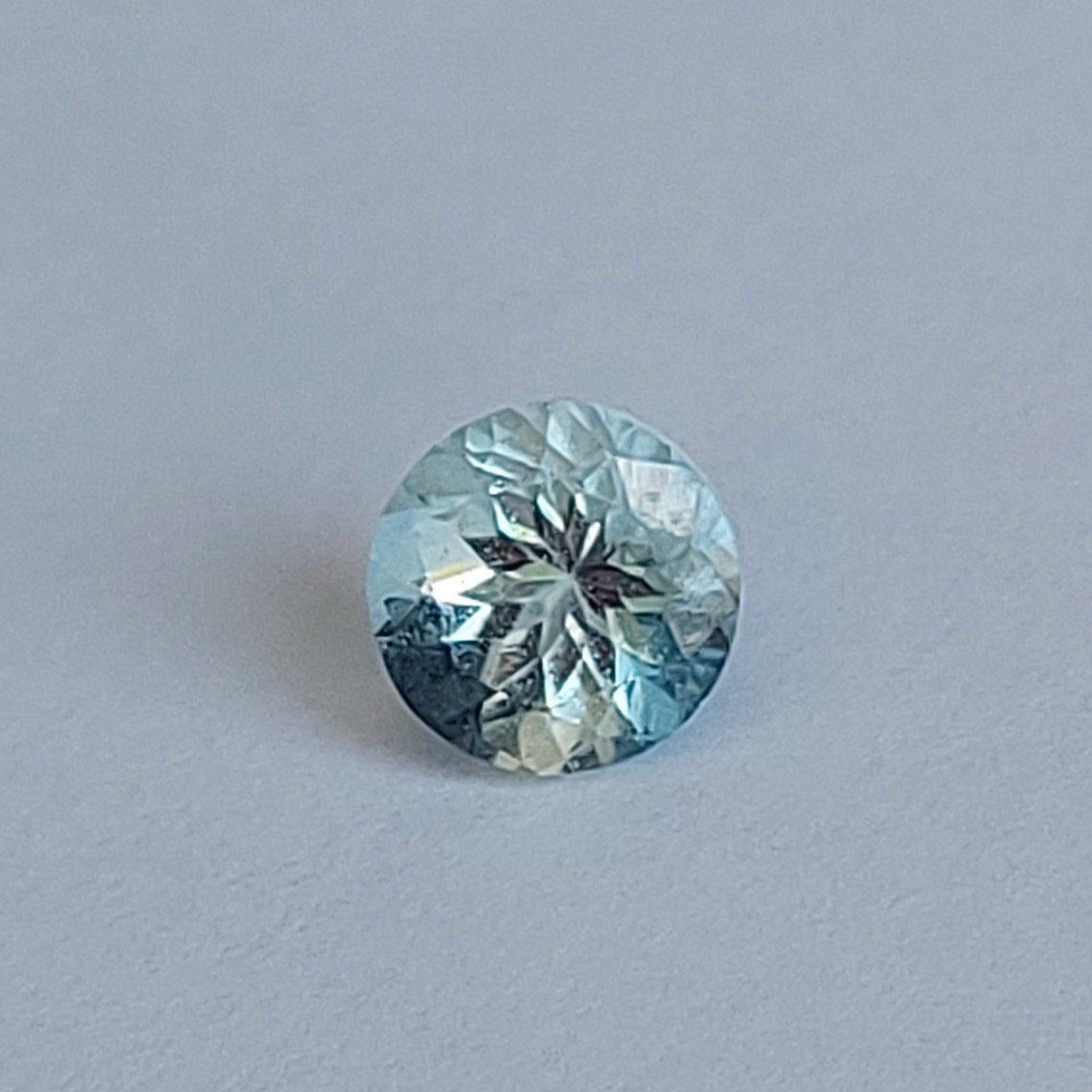 Аквамарин круг 6,9 мм голубой 1,18 карат VS