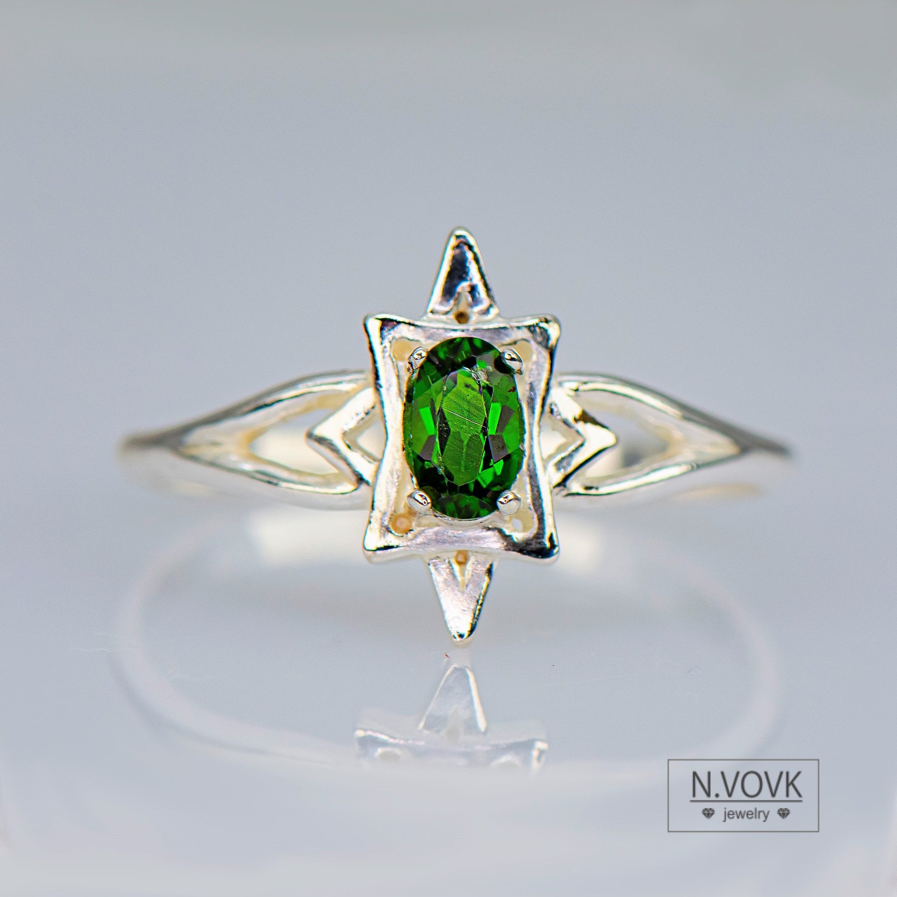 Кольцо с натуральным зеленым диопсидом "Звезда" серебро