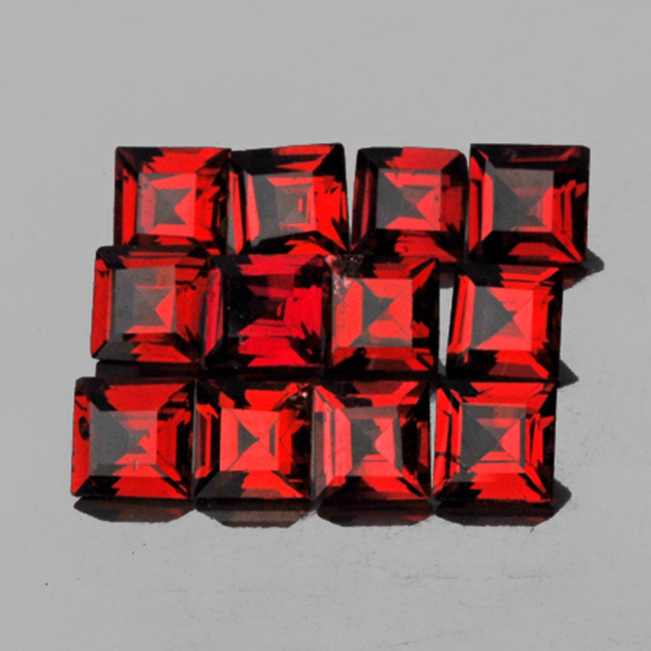 Гранат червоний квадрат 4 мм ціна за шт