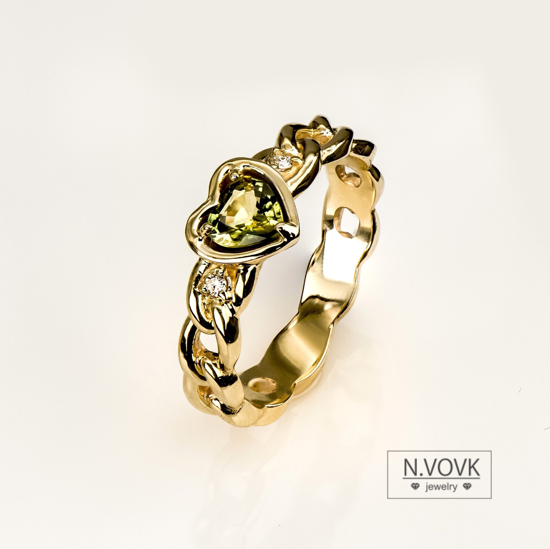Кольцо с полихромным сапфиром и бриллиантами золото