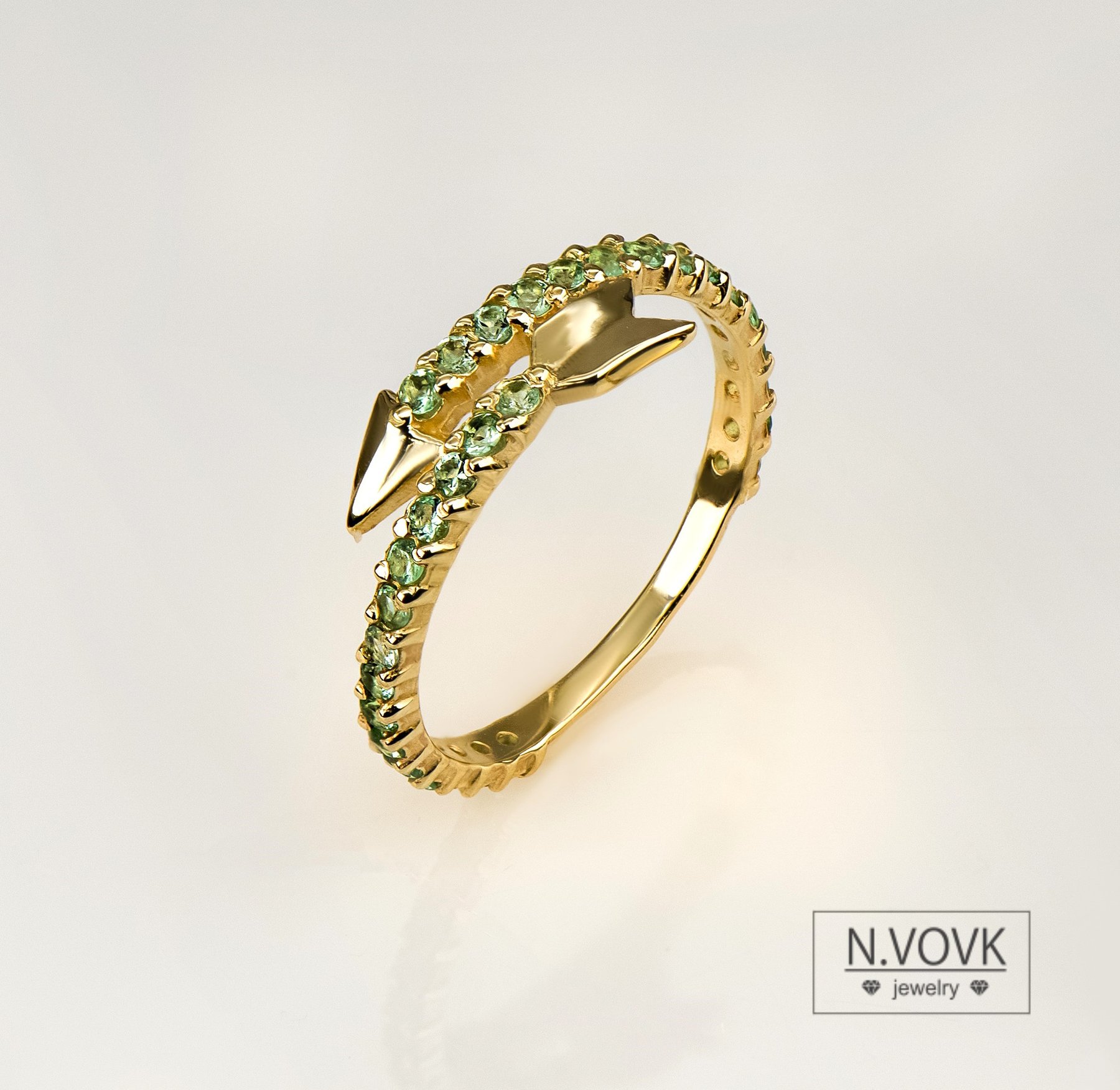 Кольцо с нежно зелеными изумрудами золото
