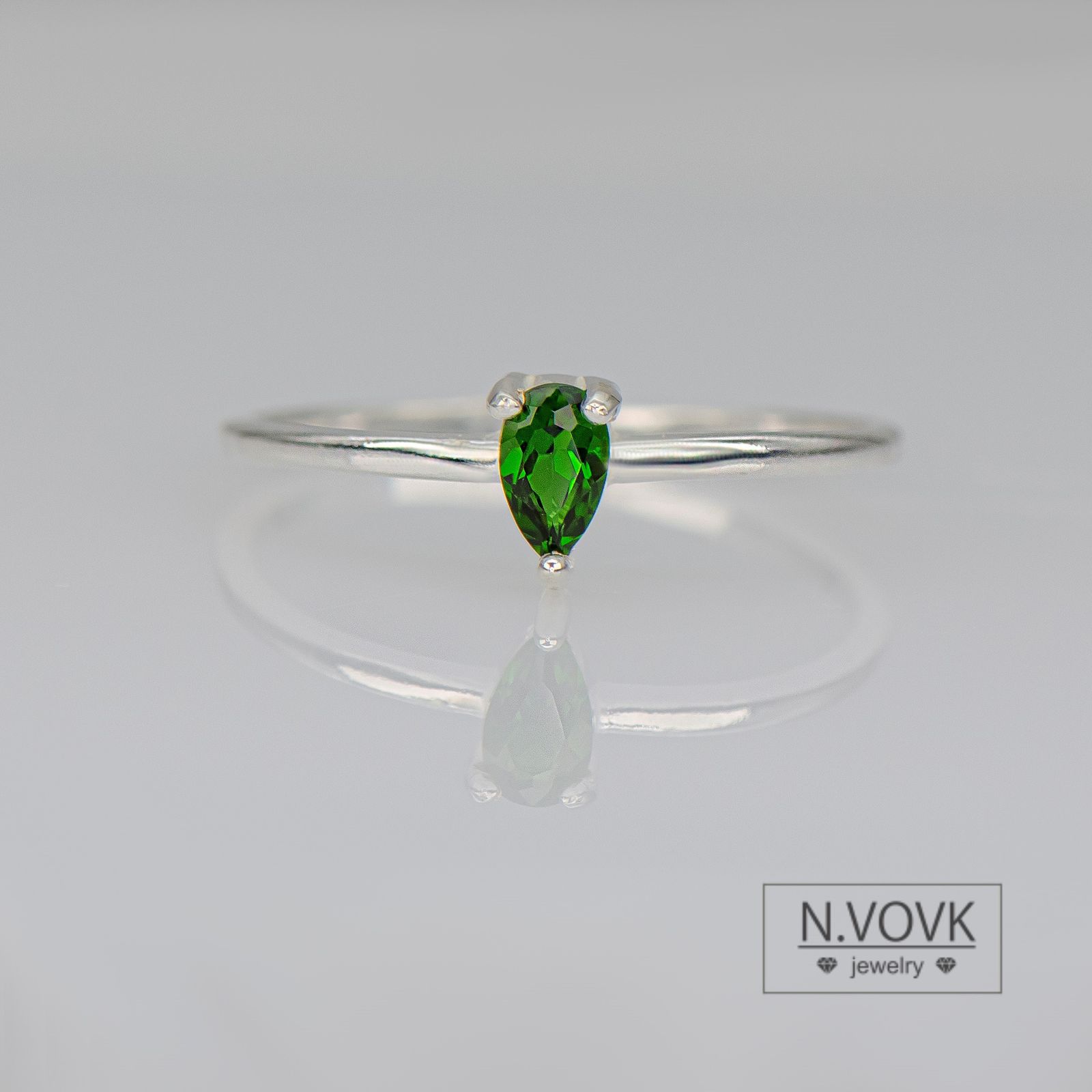 Кольцо с натуральным зеленым диопсидом "Изысканность" серебро