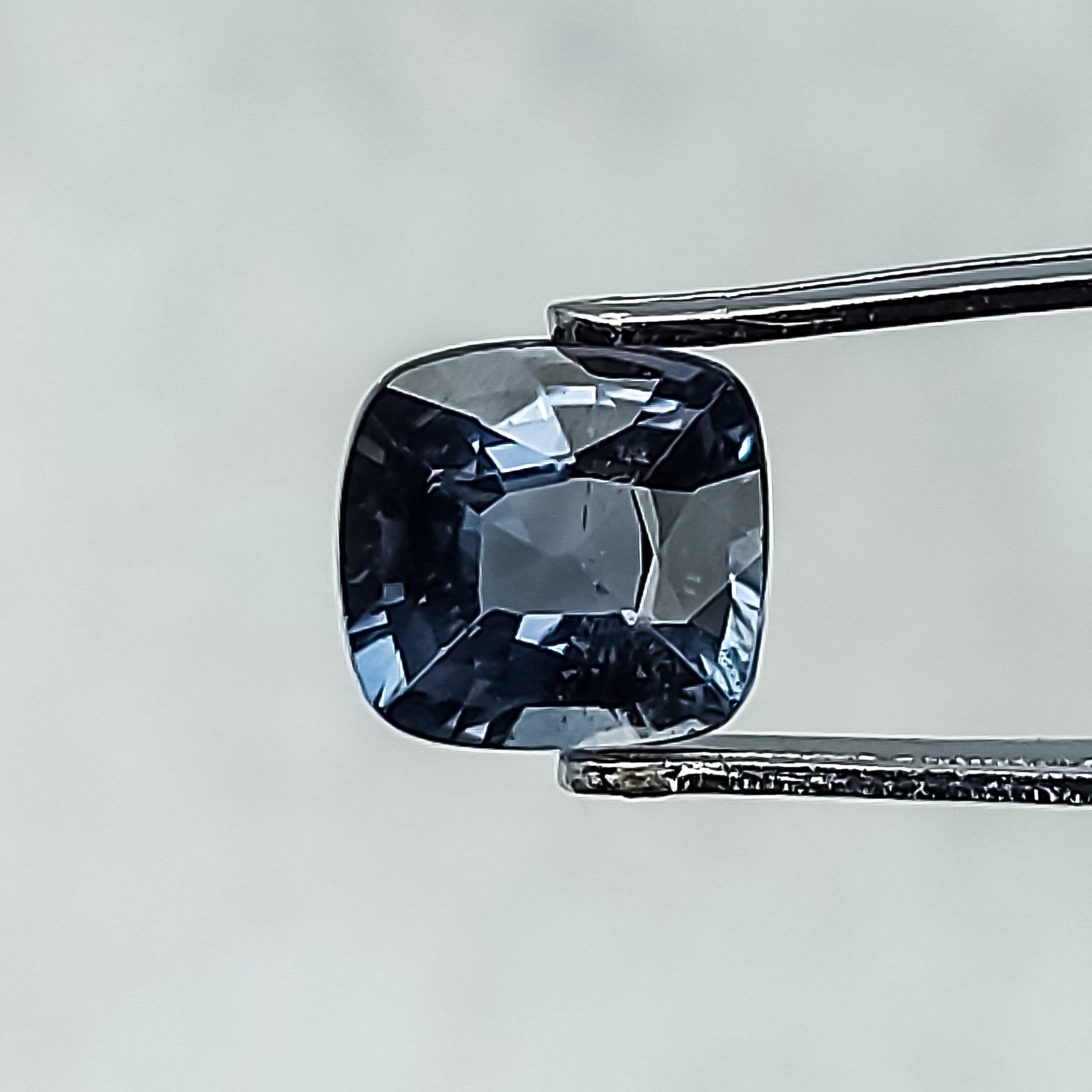 Шпінель Platinum Blue 1 карат кушон 6х5,7 мм