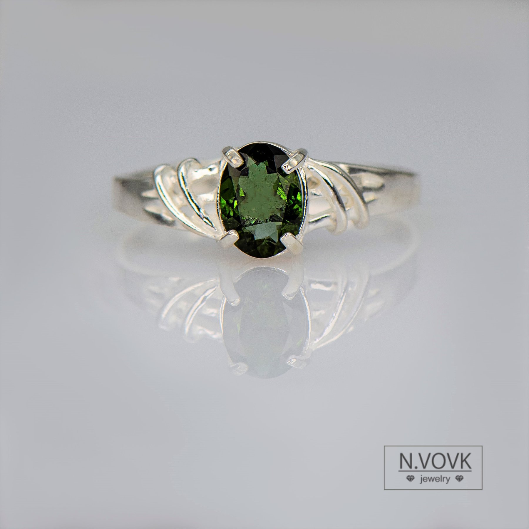 Кольцо с зеленым турмалином "Нежность" серебро