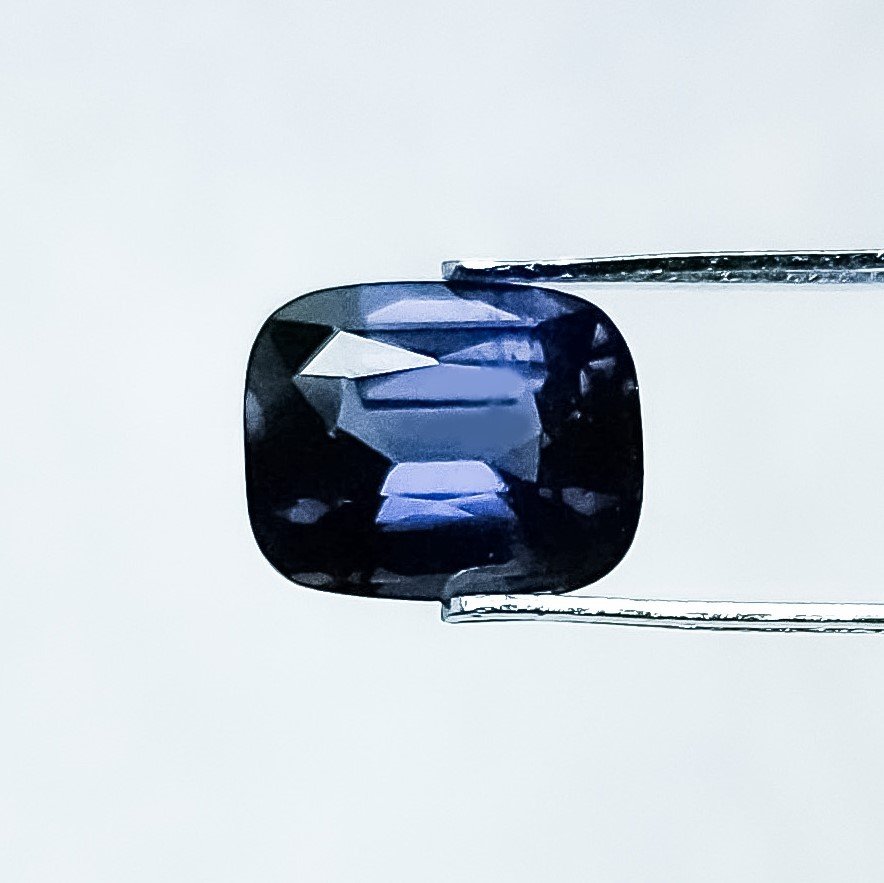 Шпинель Platinum Blue 3,44 карат кушон 10х8 мм
