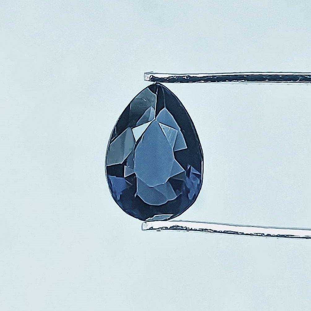 Шпінель темно синя 1,3 карат капля 8х5,5 мм