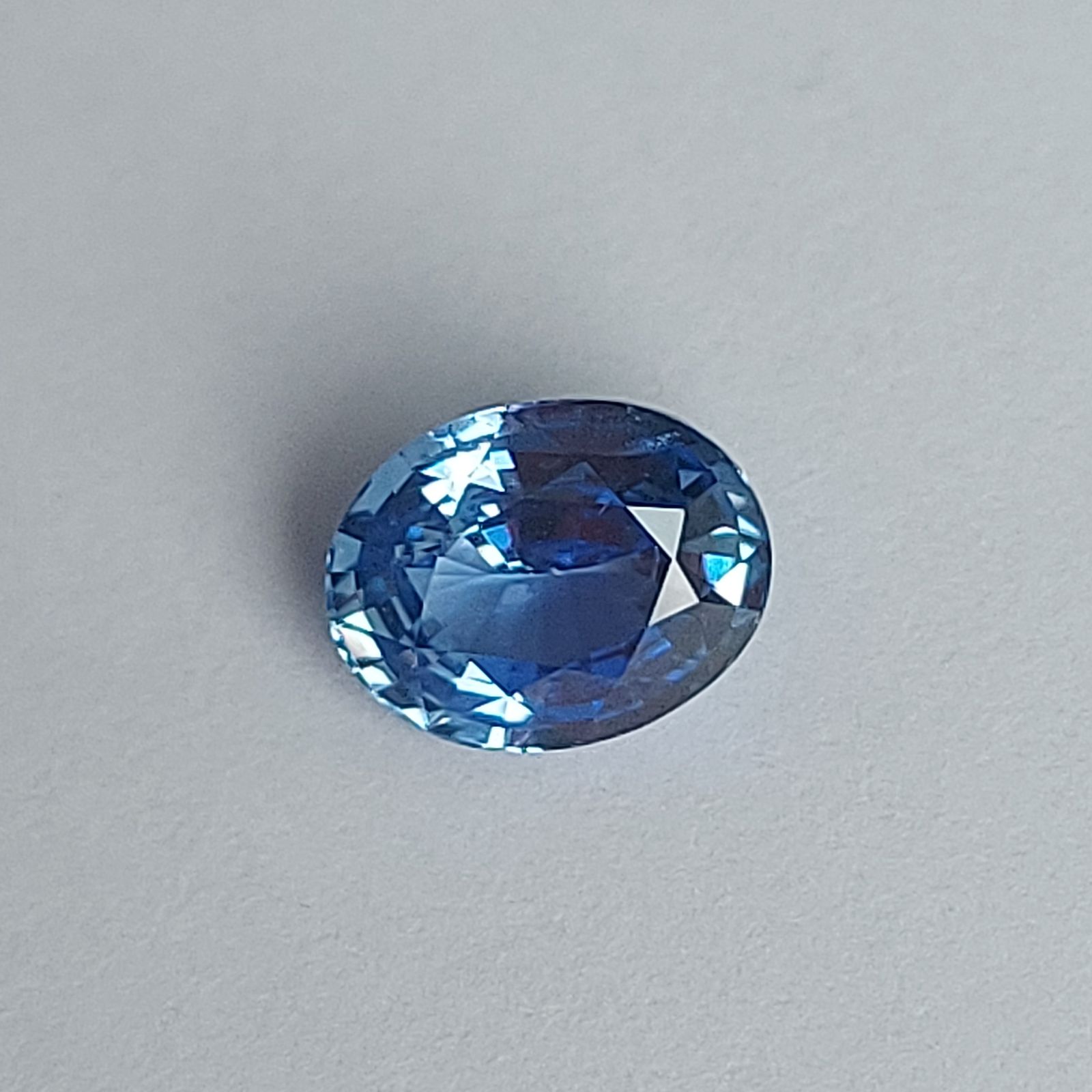 Сапфір синій БЕЗ ПІДІГРІВУ 2 карата овал 8,35х6,5 мм