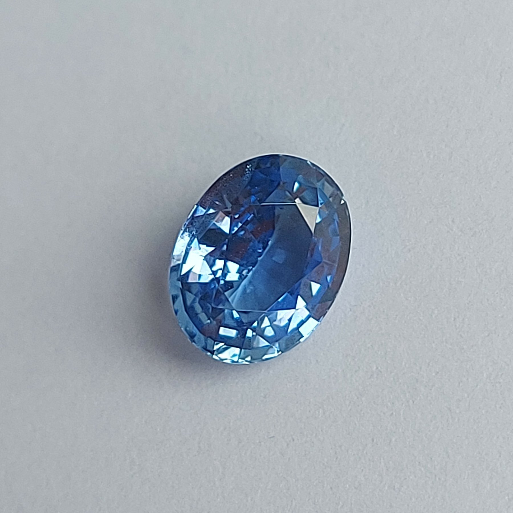 Сапфір синій БЕЗ ПІДІГРІВУ 2 карата овал 8,35х6,5 мм