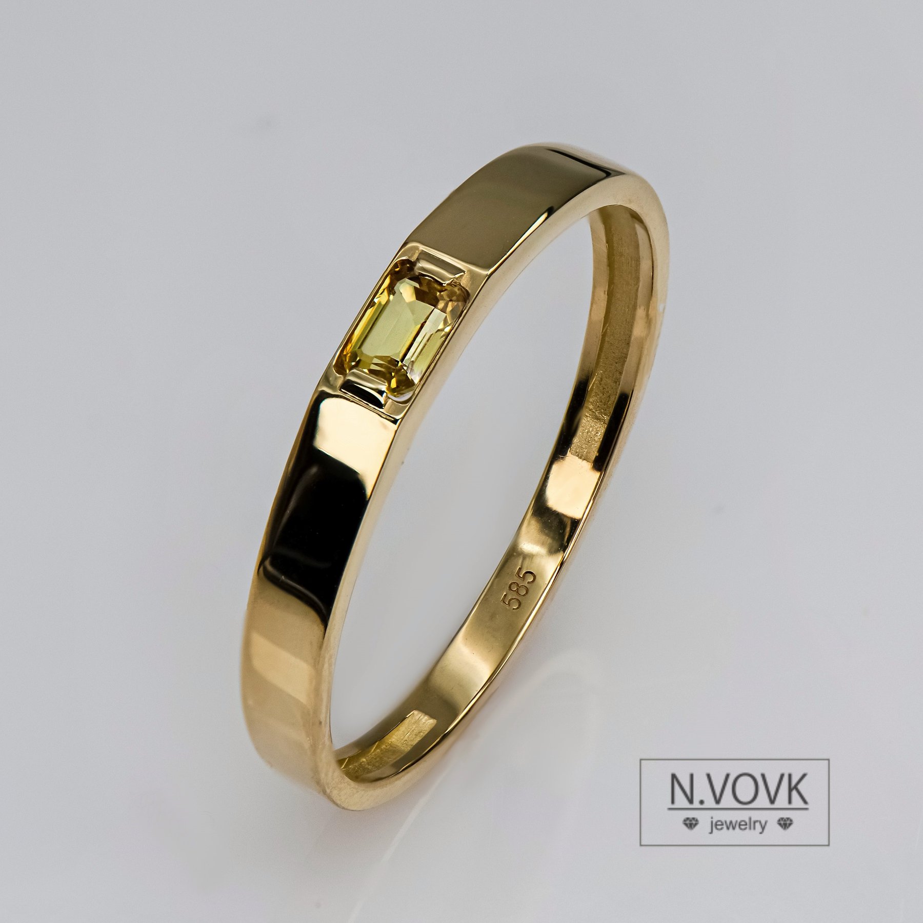 Гороскопическое мужское кольцо с желтым сапфиром золото
