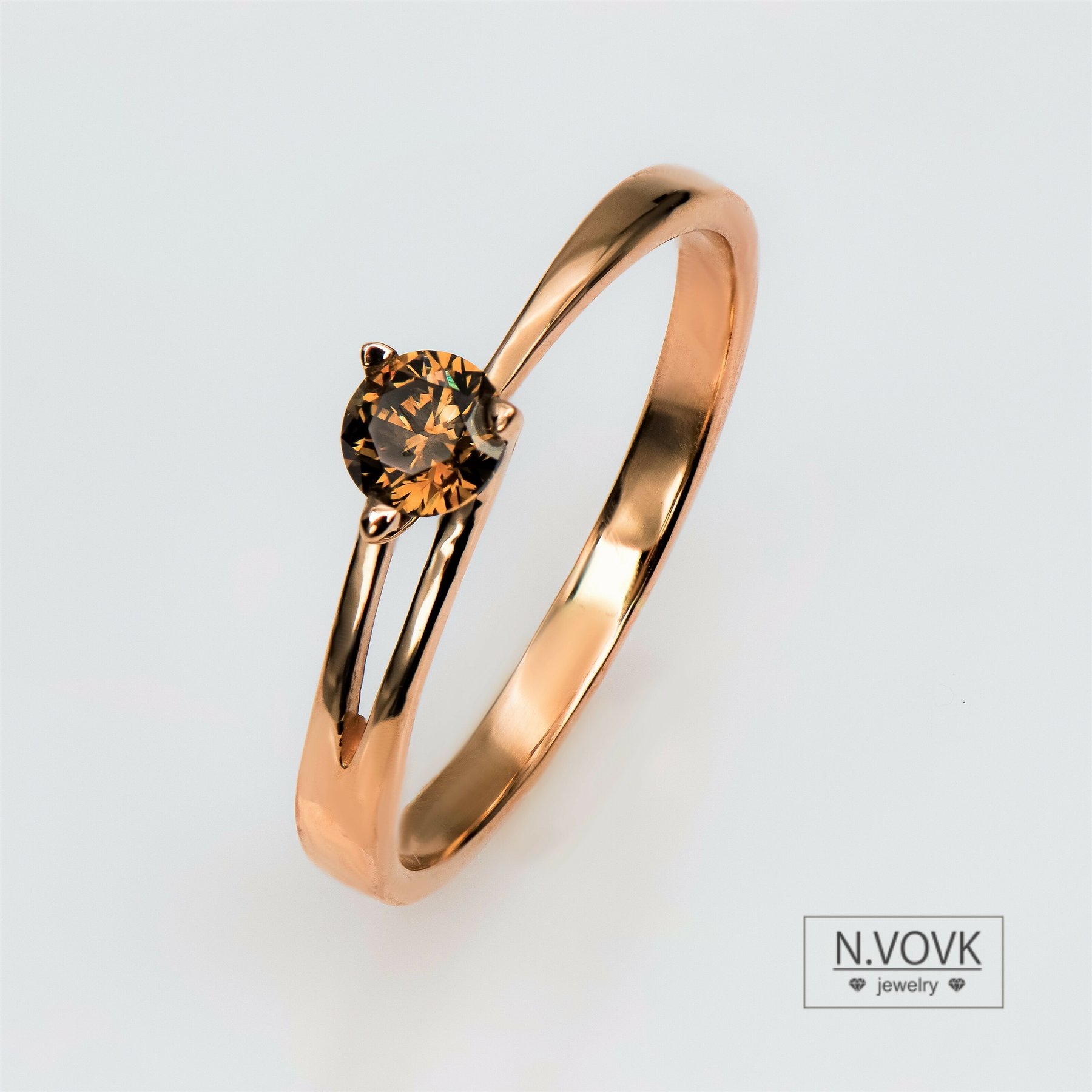 Кольцо с коньячным бриллиантом золото