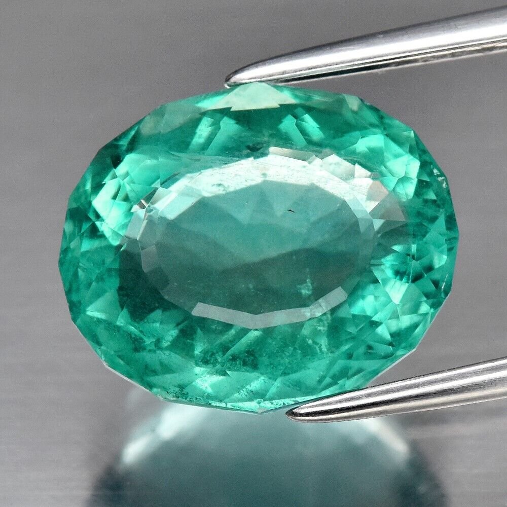 Флюорит неоново зелений 4,9 карат овал 11,2х9 мм