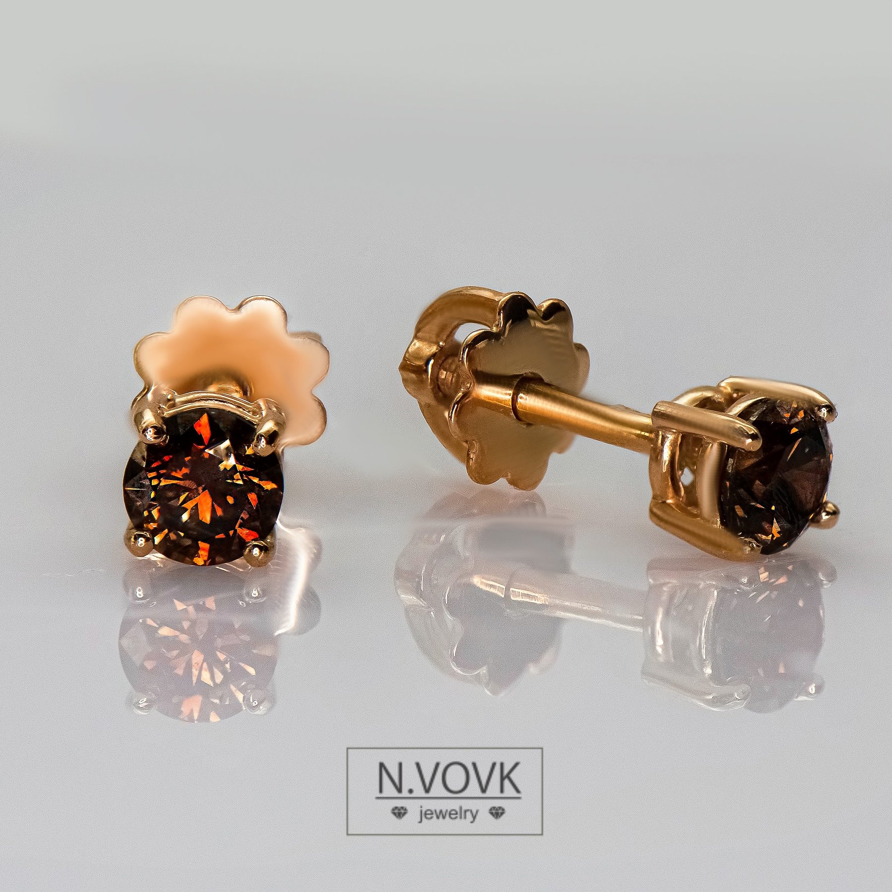 Сережки гвіздочки з натуральним діамантом Brown Orange золото