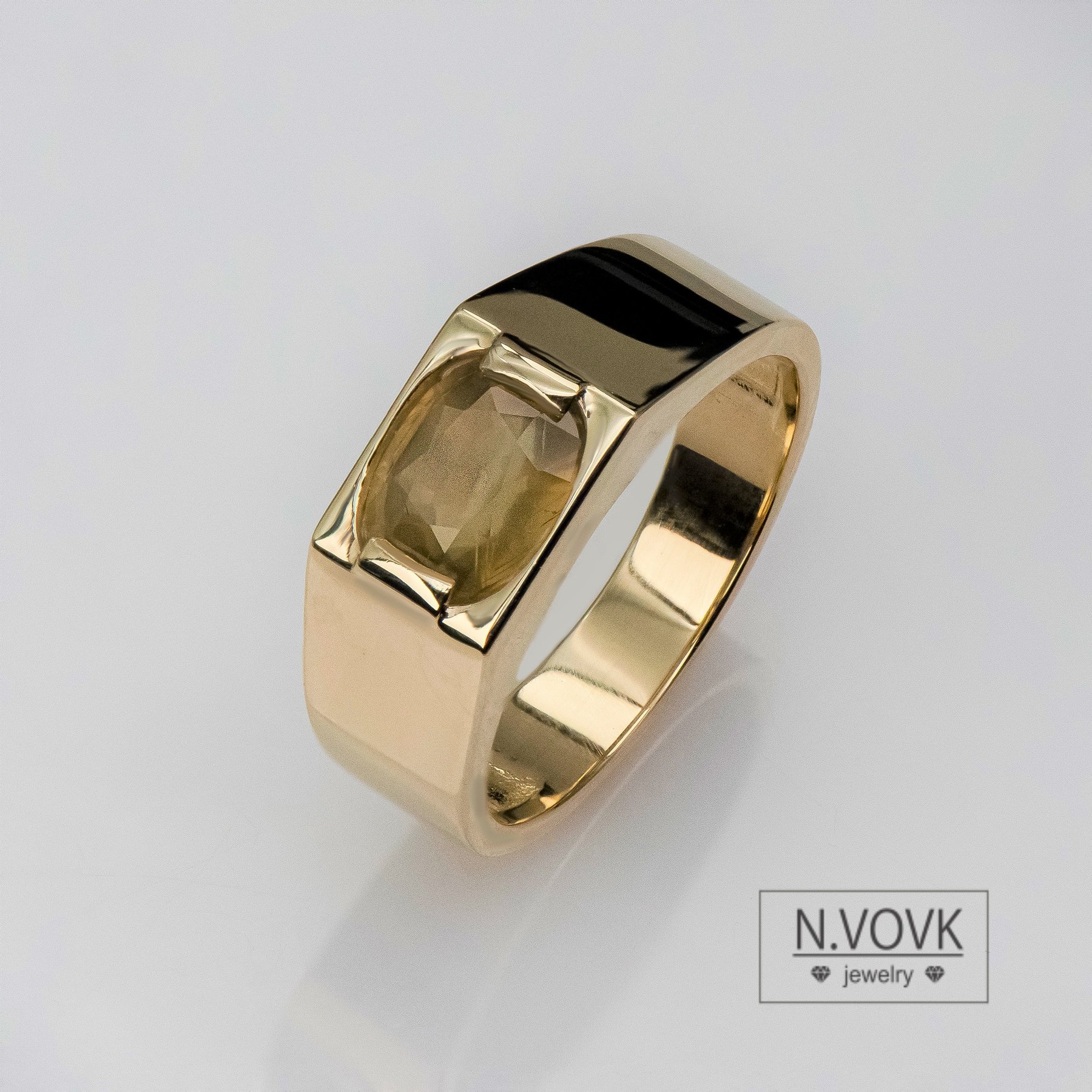 Кольцо перстень с большим желтым сапфиром золото