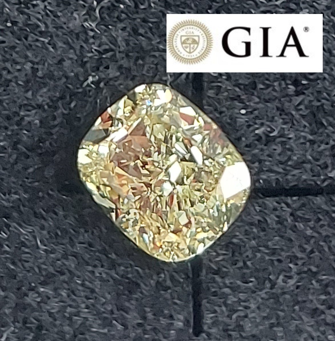 Діамант 1 карат світло жовтий VVS1 кушон з сертифікатом GIA
