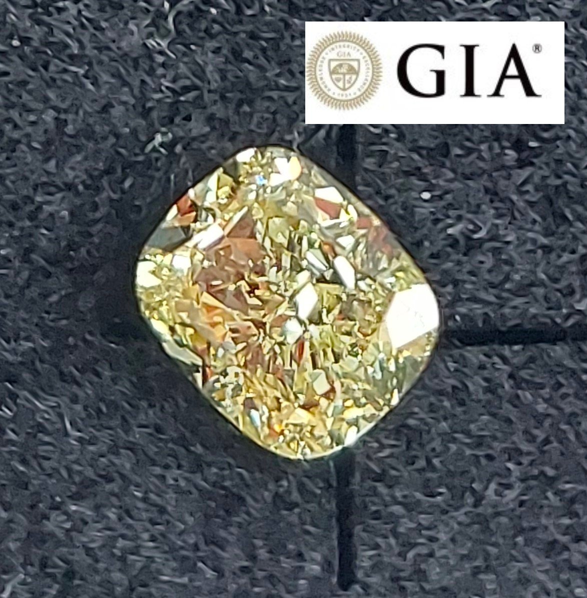 Діамант 0,9 карат жовтий Fancy Light Yellow VVS1 кушон з сертифікатом GIA