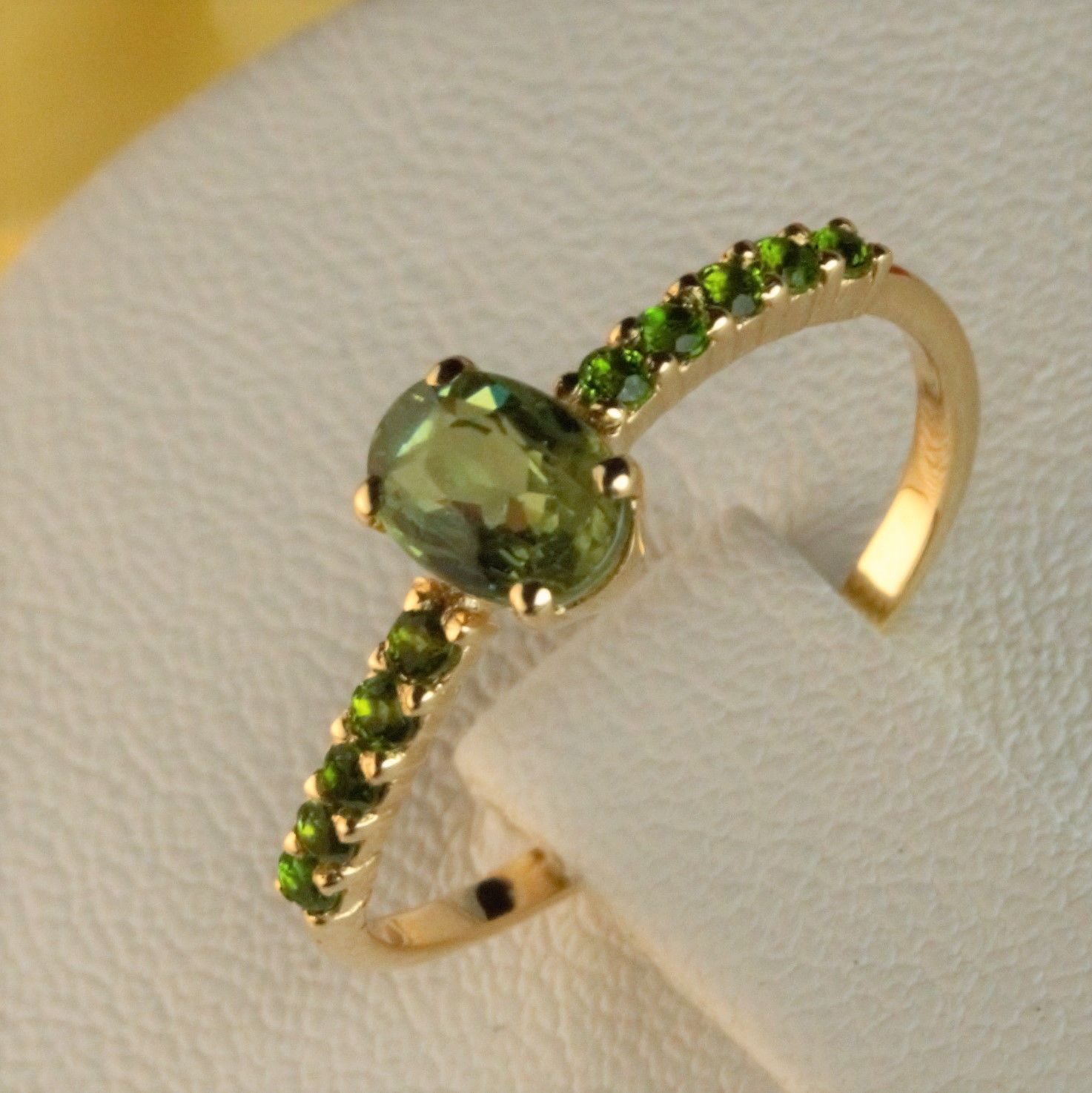 Кольцо с зеленым гранатом демантоидом