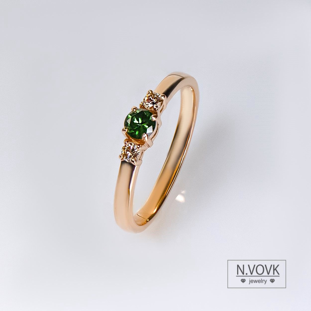 Кольцо с зеленым бриллиантом и бриллиантами цвета шампань