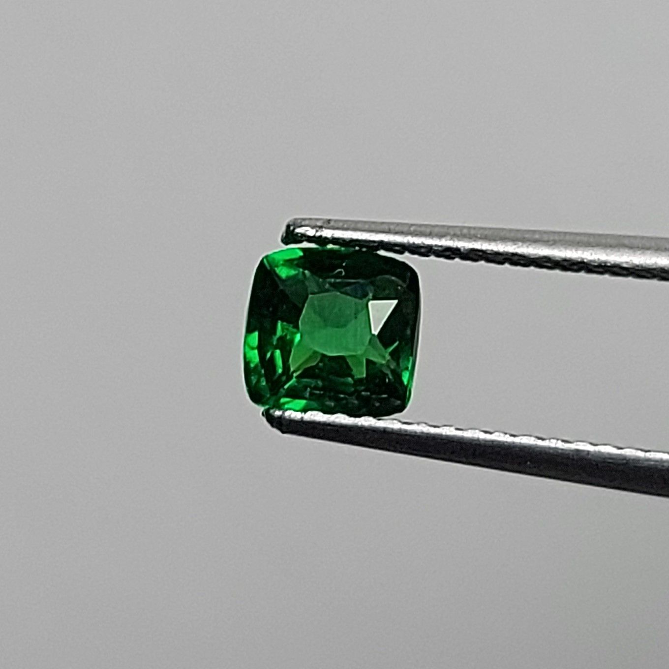 Зеленый гранат Цаворит 0,67 карат кушон 5,2х5,1 мм