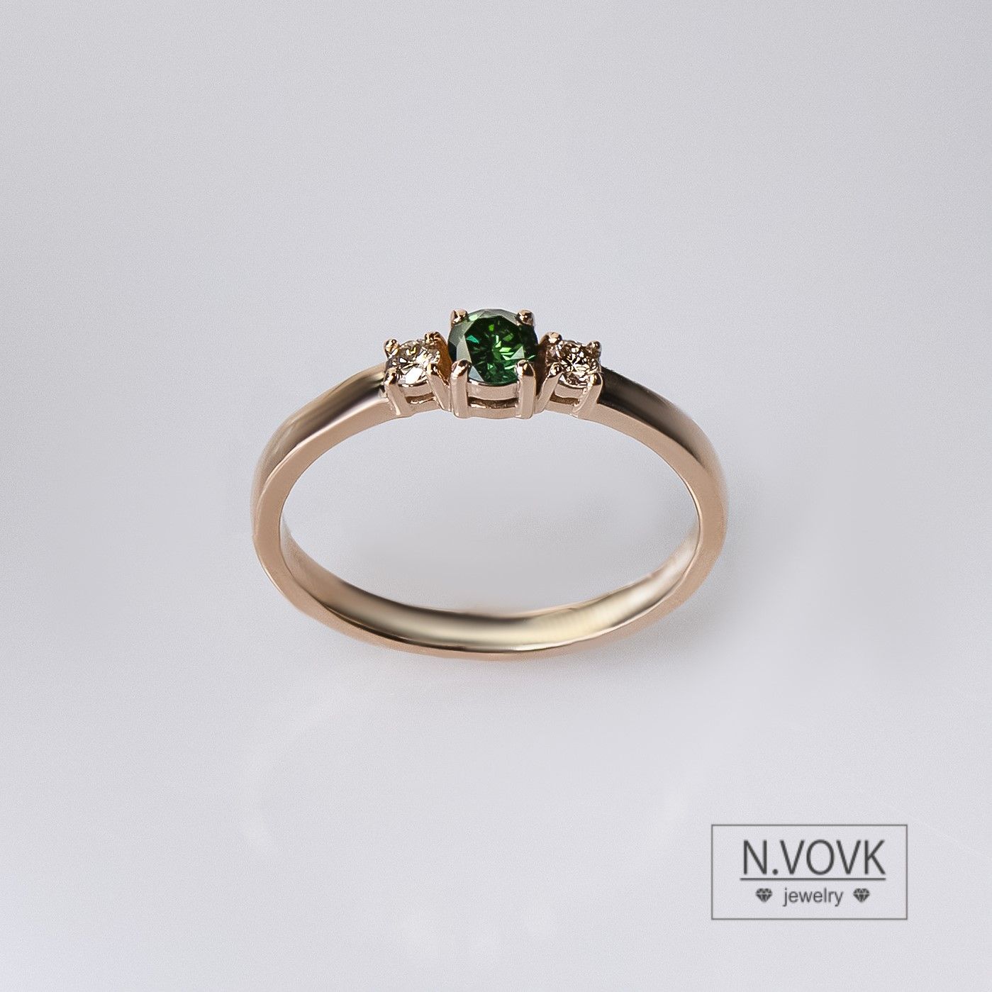 Кольцо с зеленым бриллиантом и бриллиантами цвета шампань