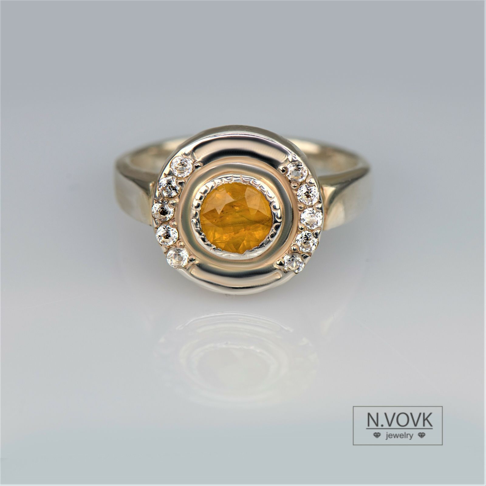 Кольцо с натуральным желтым сапфиром "Солнце" серебро