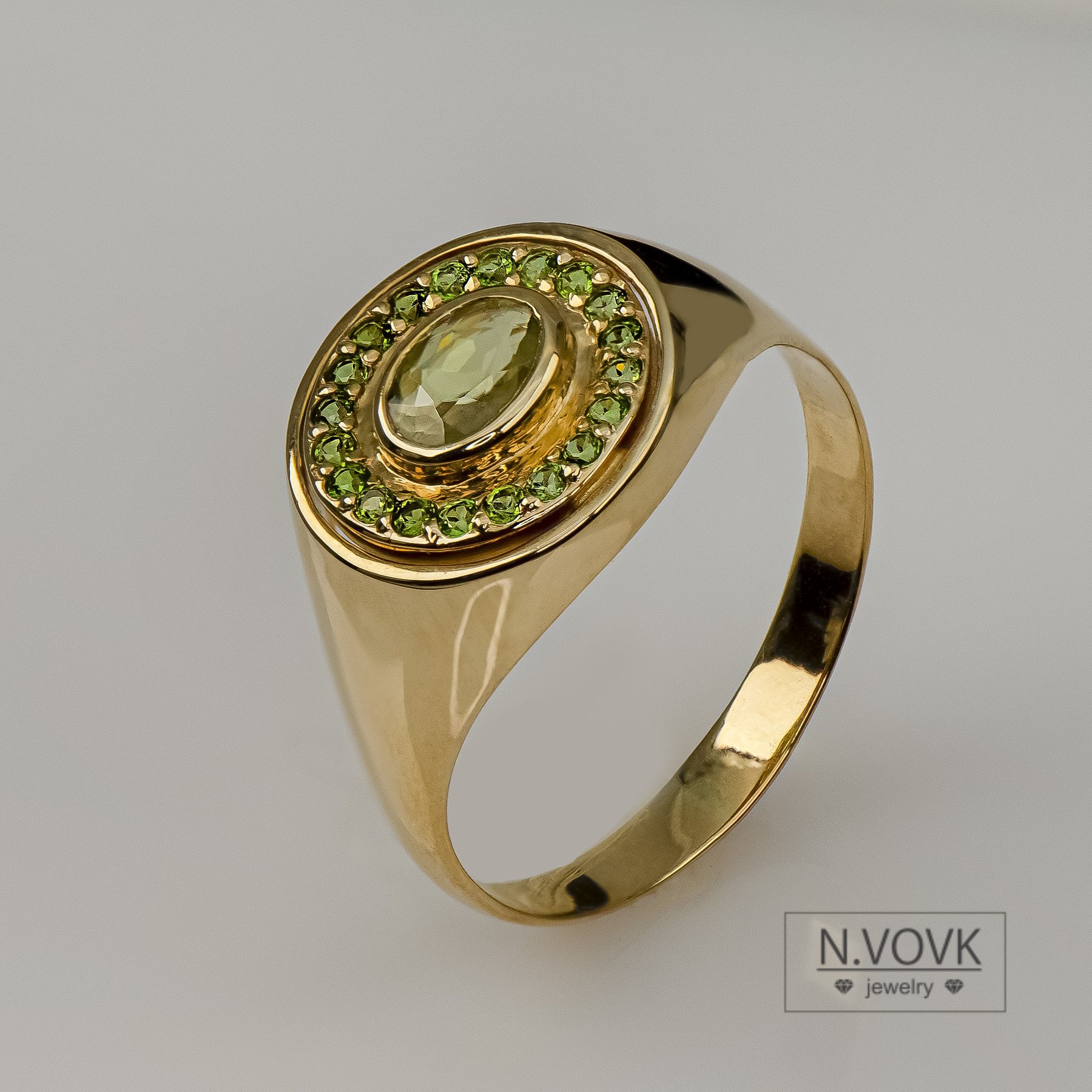 Золотая печатка перстень со сфеном титанитом