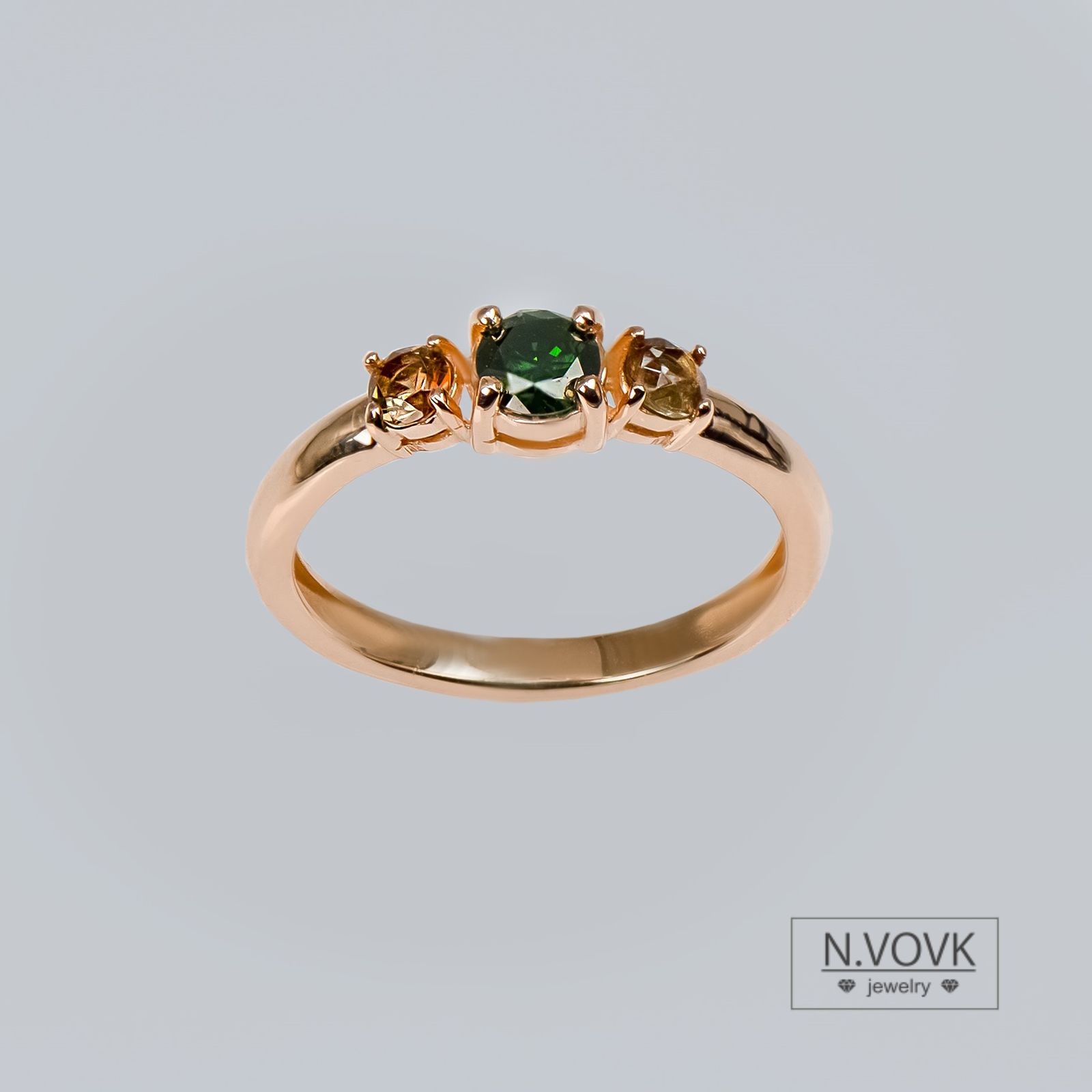 Кольцо с зеленым бриллиантом и андалузитами золото