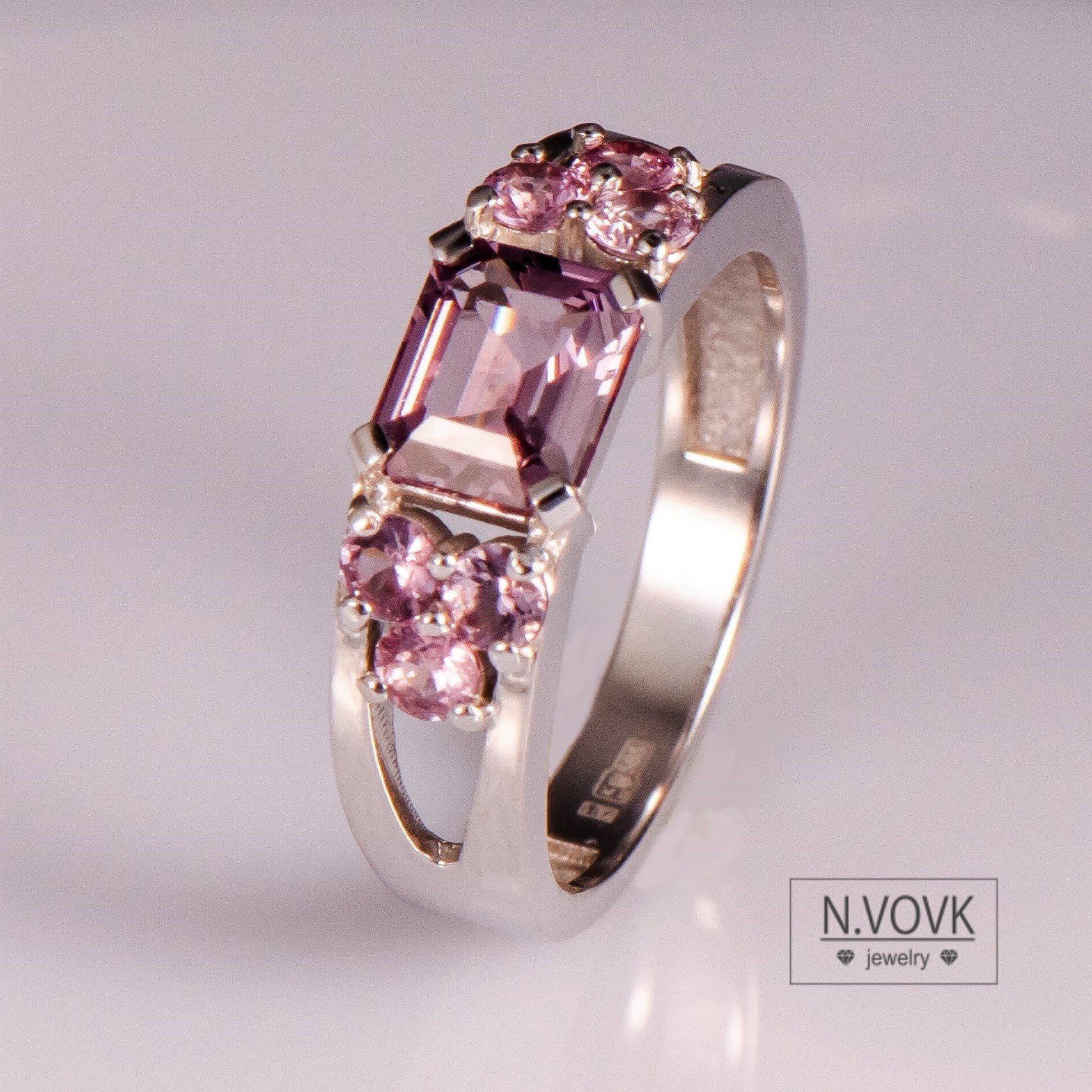 Золотое кольцо с натуральной розовой шпинелью