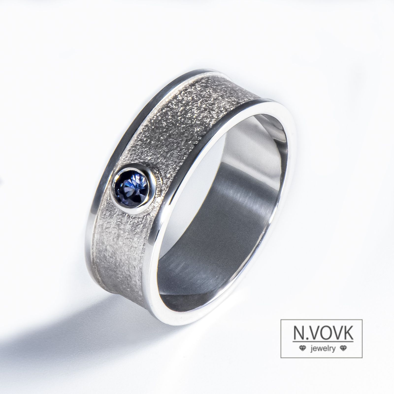 Золотое кольцо с натуральным синим сапфиром без подогрева