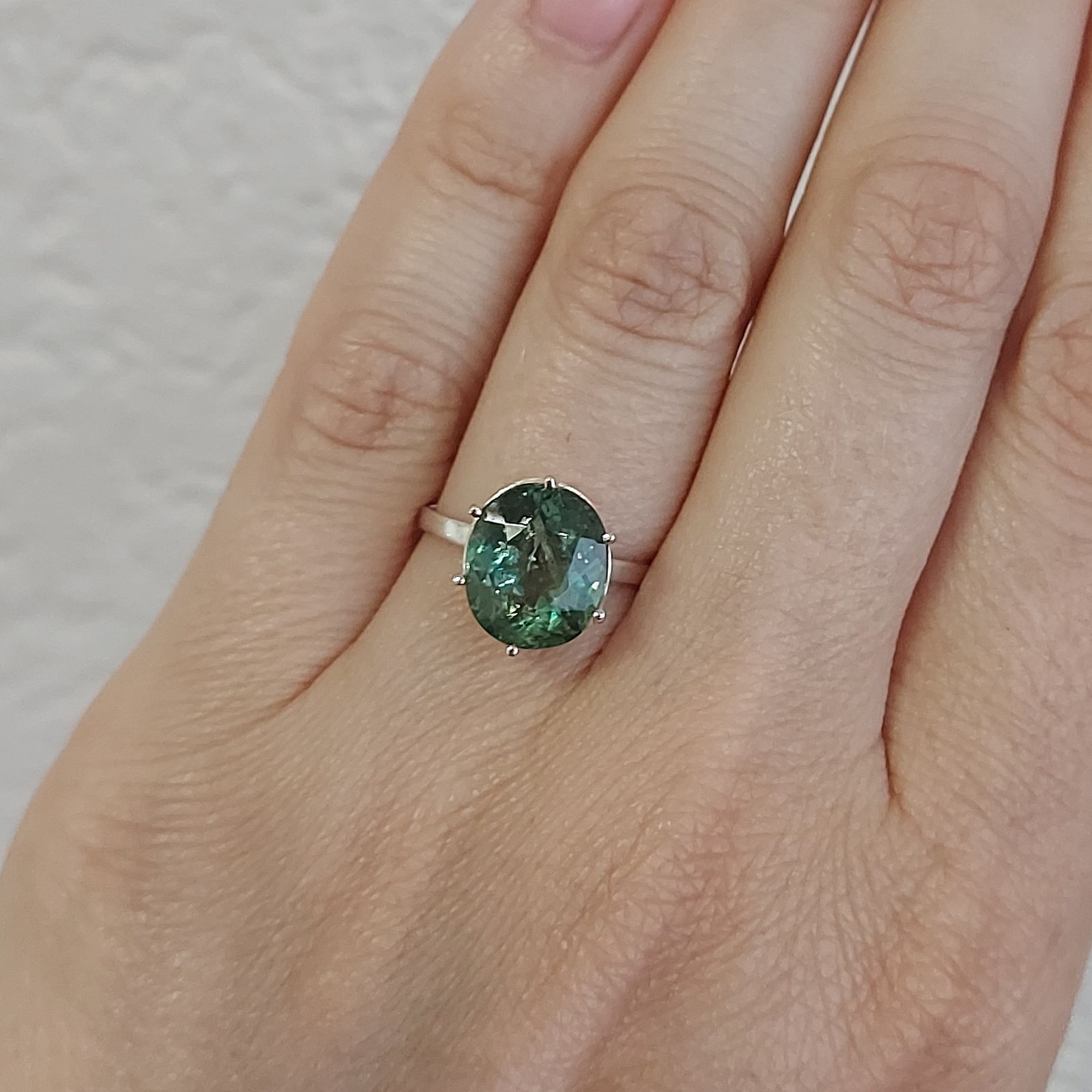 Кольцо с натуральным зеленым апатитом серебро