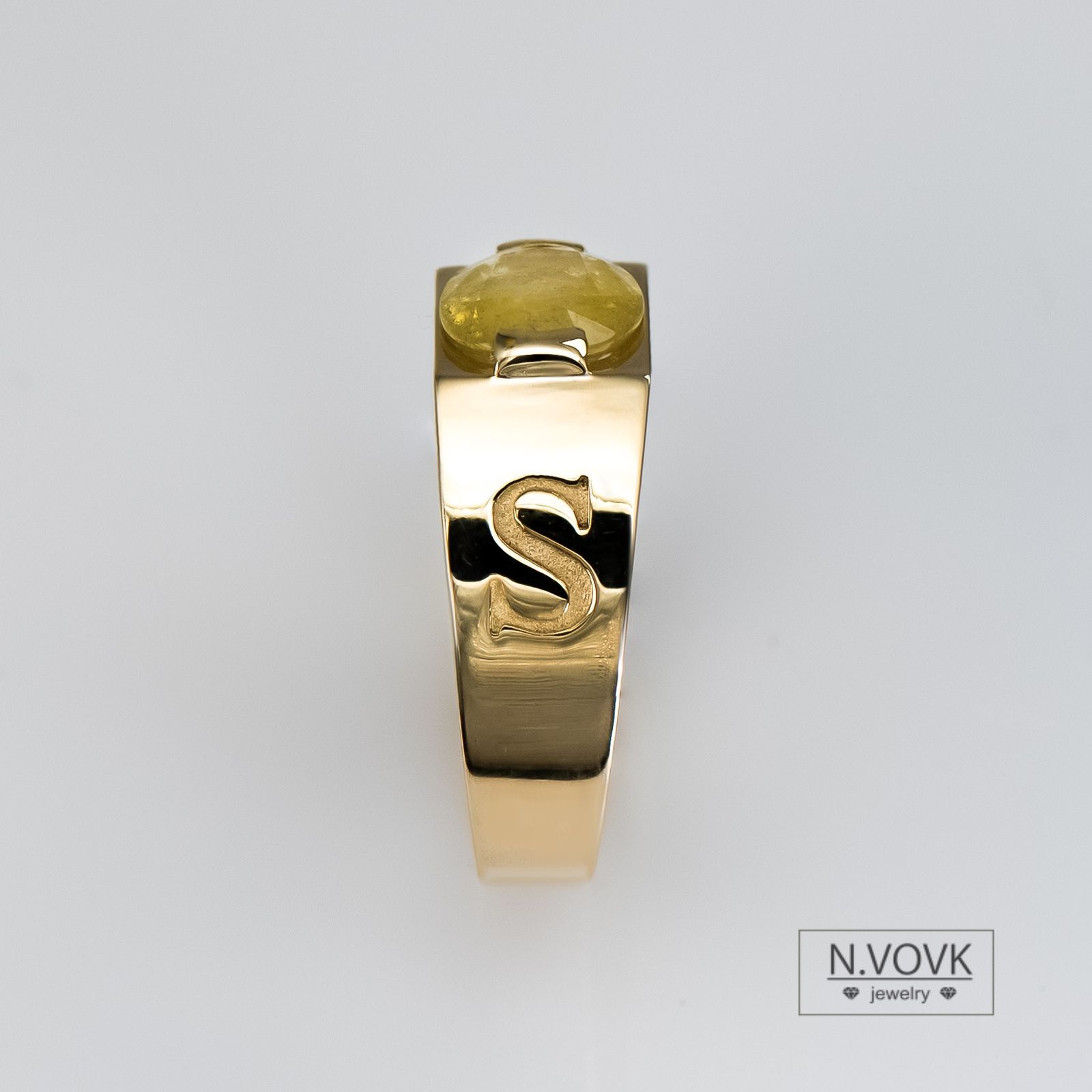 Каблучка перстень гороскопічна з жовтим сапфіром золото