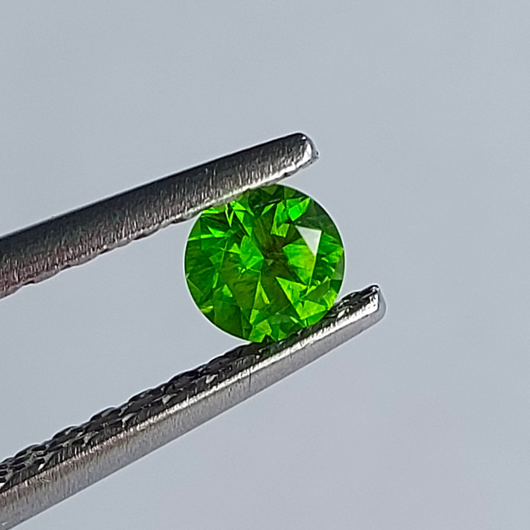 Гранат Демантоид круг 4,65 мм Neon Green VVS