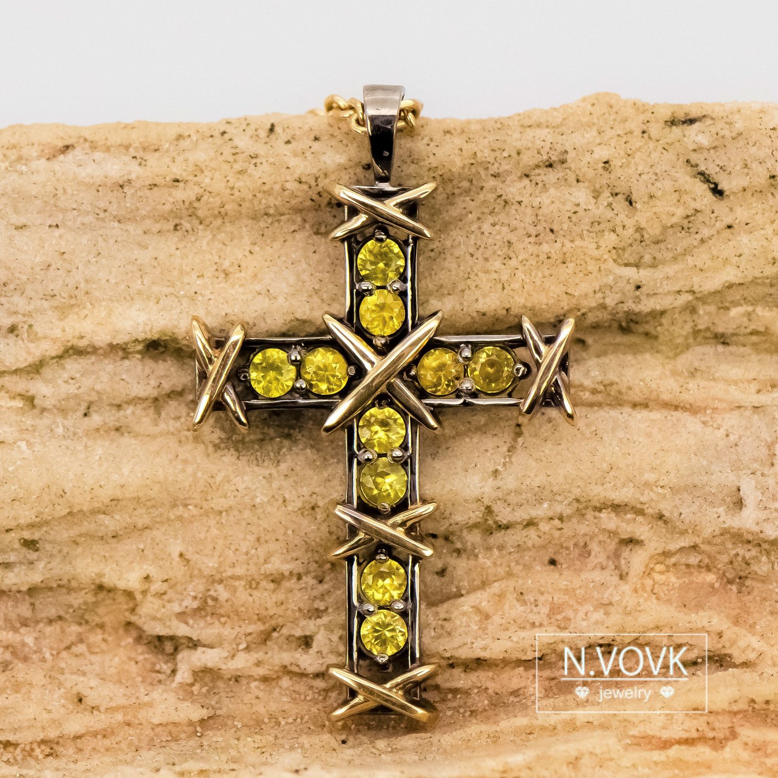 Золотий підвіс хрестик з жовтими сапфірами